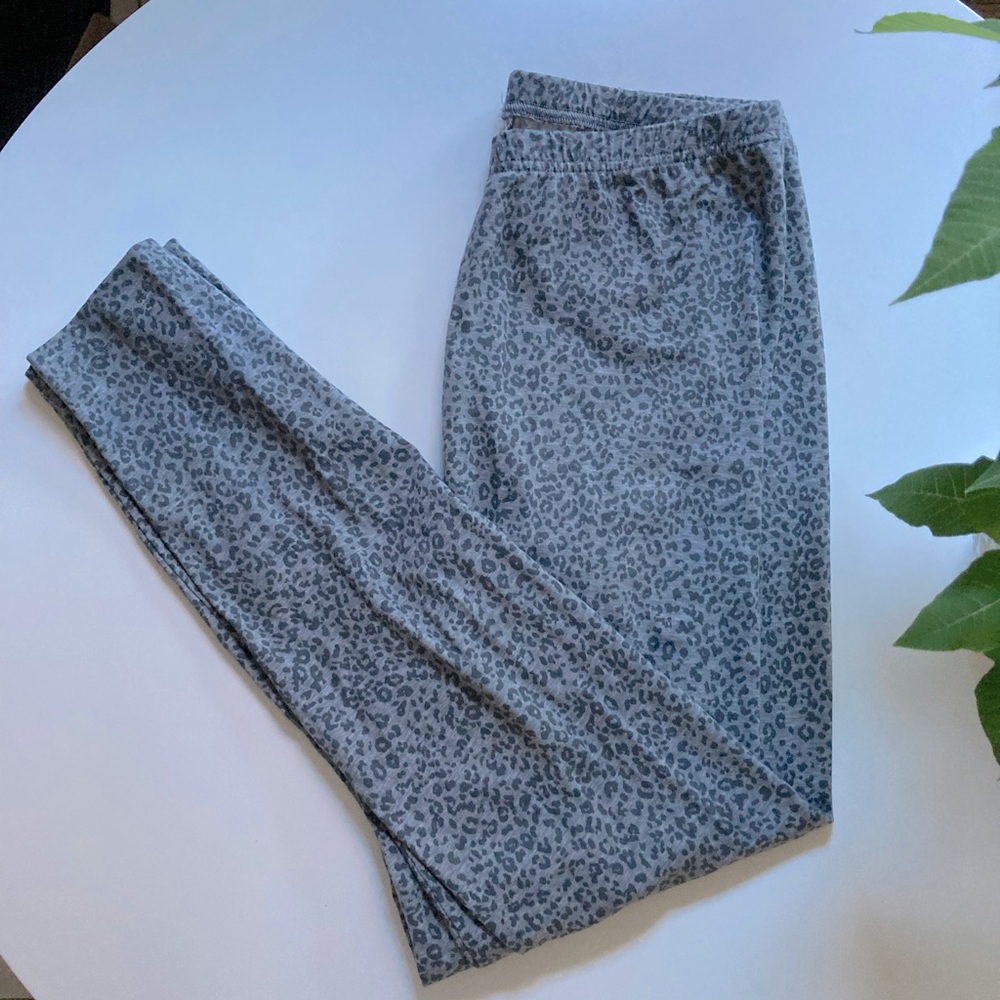 Old Navy Snow Leopard Print Leggings 3/4 Length Size Large NWOTs
